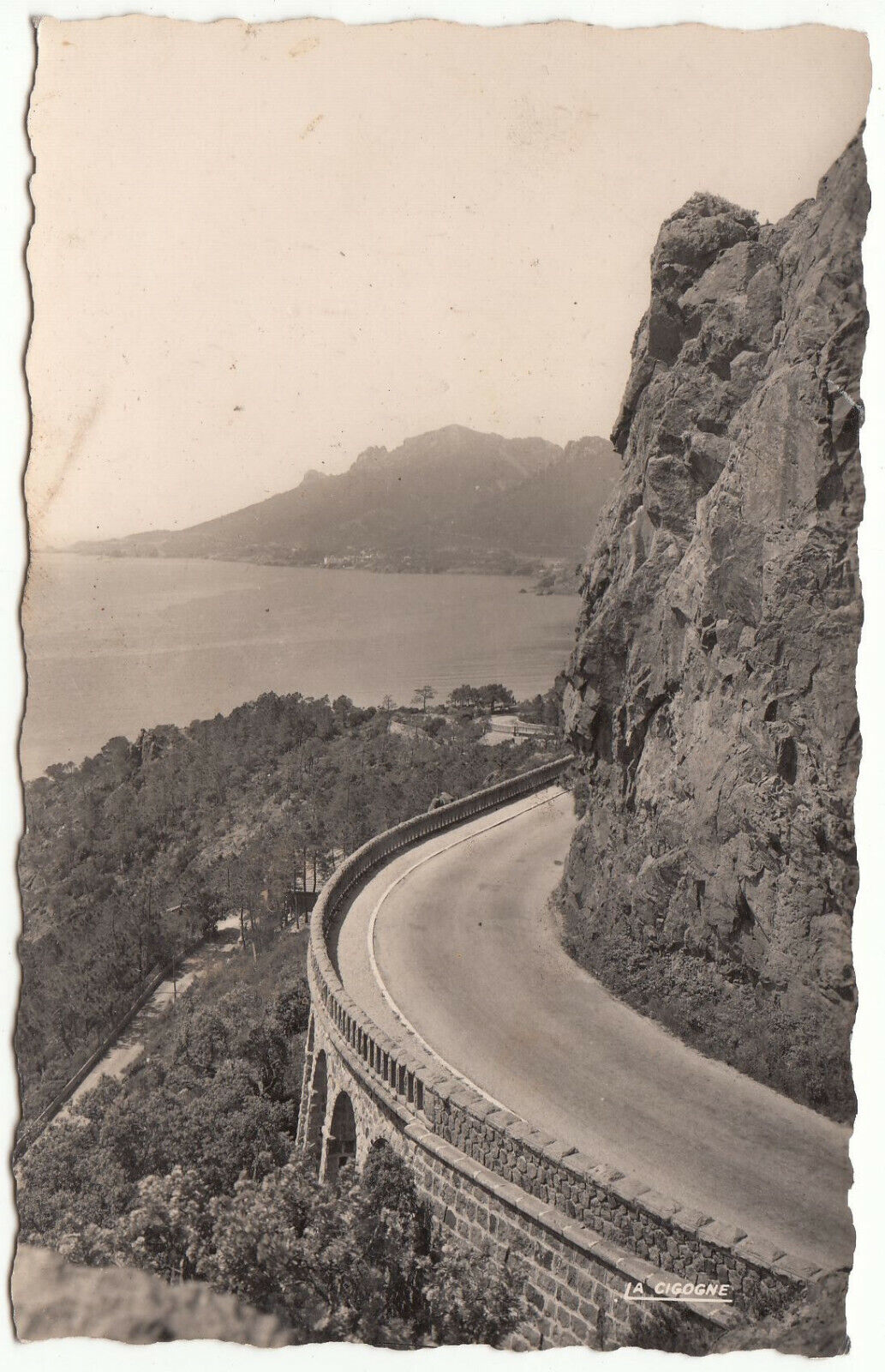 CARTE POSTALE LA CORNICHE D OR LA POINTE DE L ESQUILLON AU FOND LE CAP ROUX 401953601787