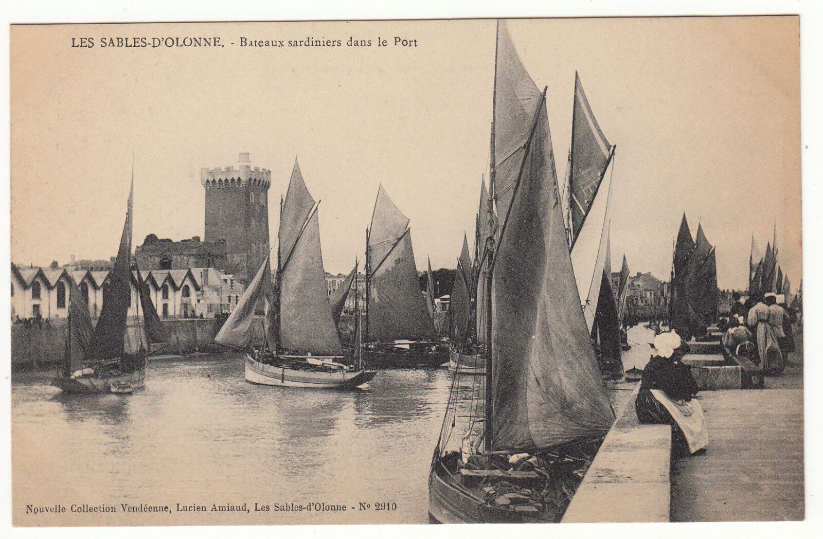 CARTE POSTALE LES SABLES D OLONNE BATEAUX SARDINIERS DANS LE PORT 122902711787