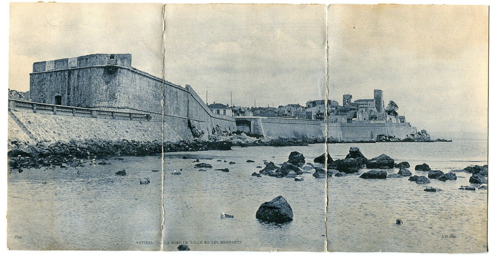 CARTE POSTALE PANORAMIQUE ANTIBE LA VEILLE VILLE ET LES REMPARTS 400683286007