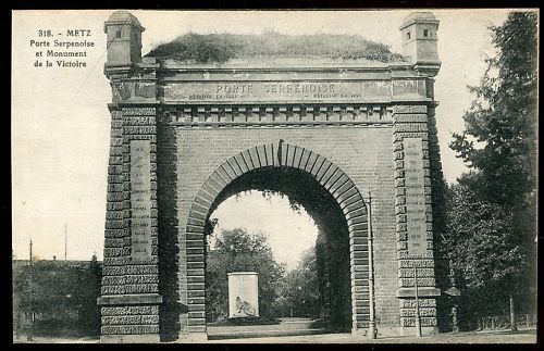 CPA METZ PORTE SERPENOISE ET MONUMENT DE LA VICTOIRE 110630465937