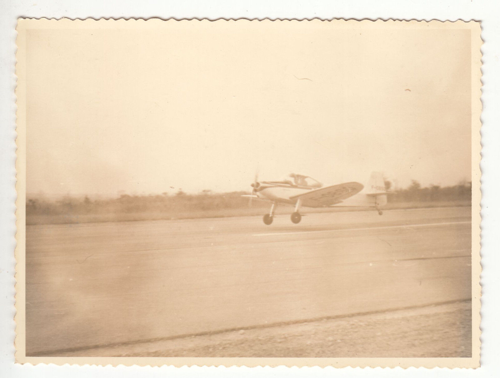 PHOTO MILITAIRE AFRIQUE AVION DECOLLANT OU ATTERISSANT 401208909387