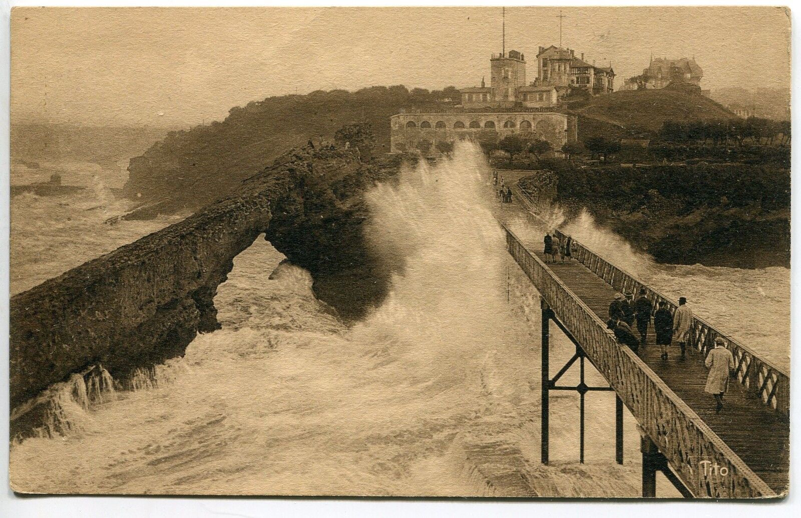 CARTE POSTALE BIARRITZ LA PASSERELLE DU ROCHER DE LA VIERGE EFFET DE VAGUES 121300975598