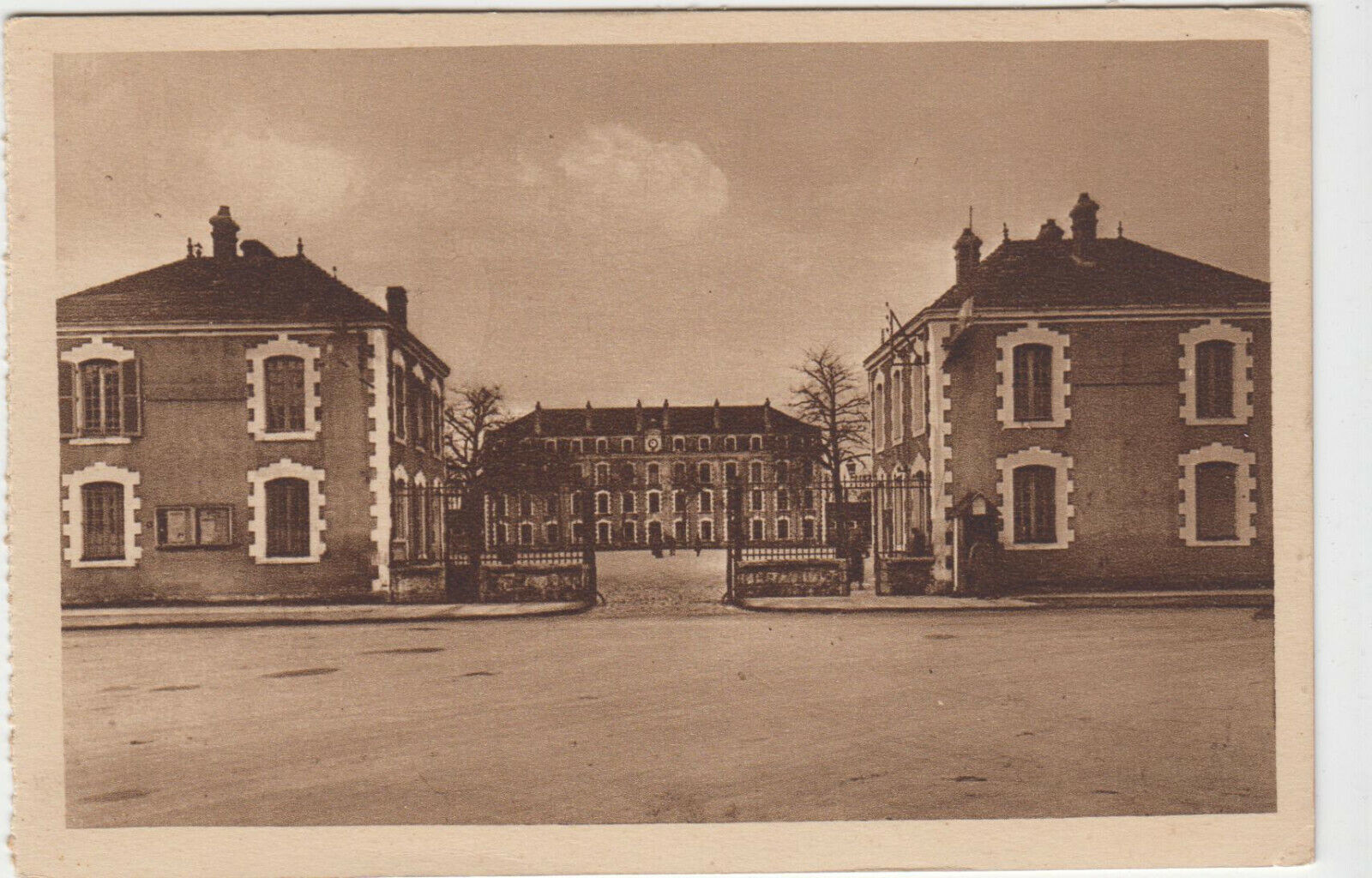 CARTE POSTALE CHATEAUROUX CASERNE BERTRAND 123925906958