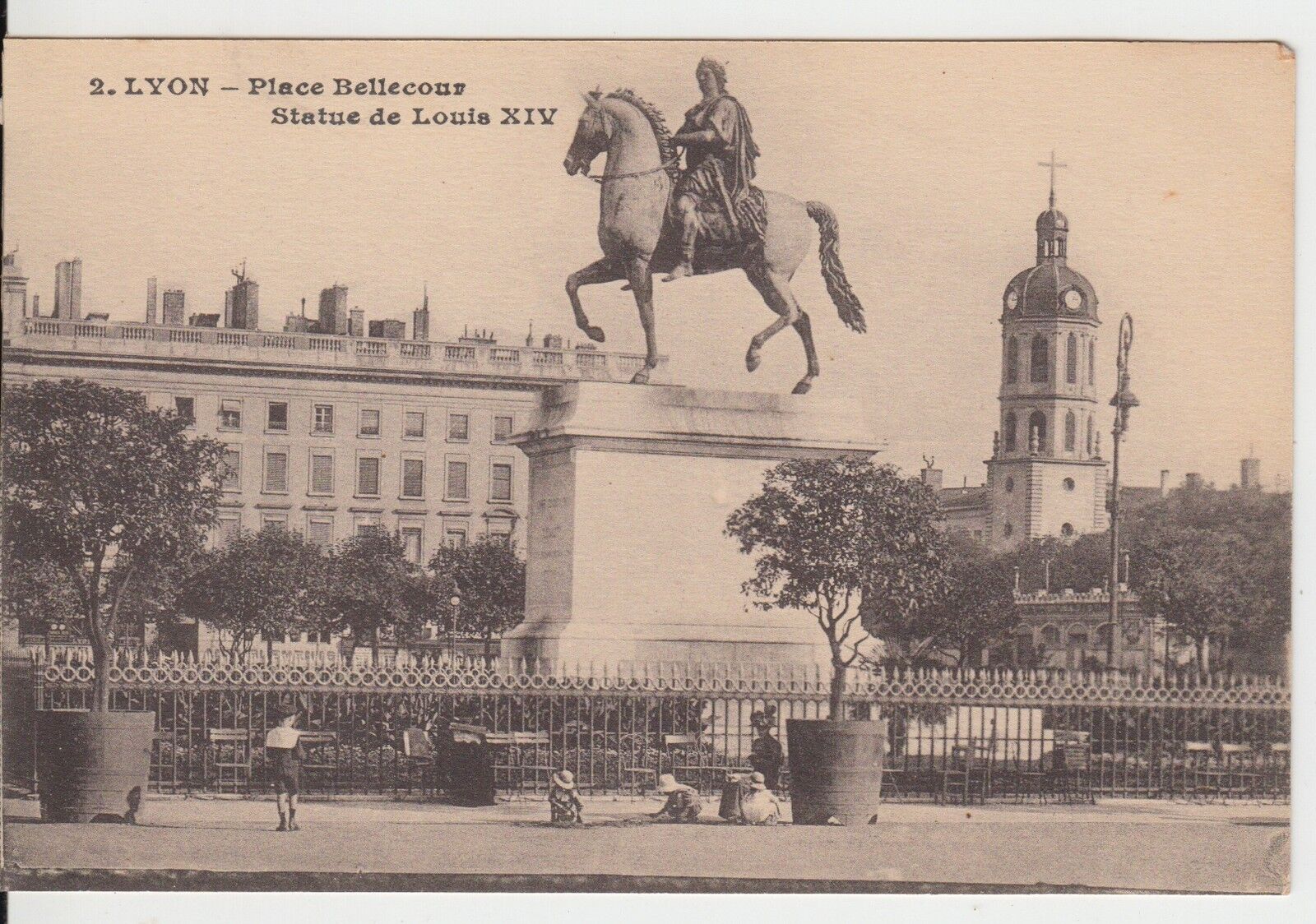 CARTE POSTALE LYON PLACE BELLECOUR STATUE DE LOUIS XIV 121488139838