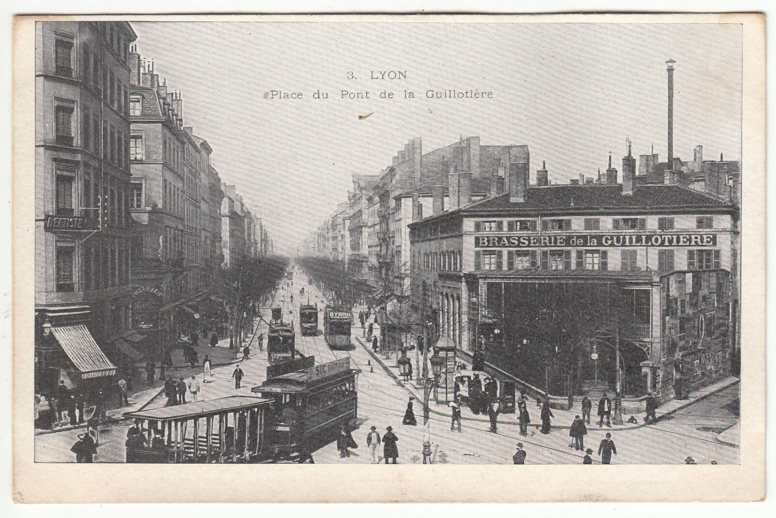 CARTE POSTALE LYON PLACE DU PONT DE LA GUILLOTIERE 401220165818