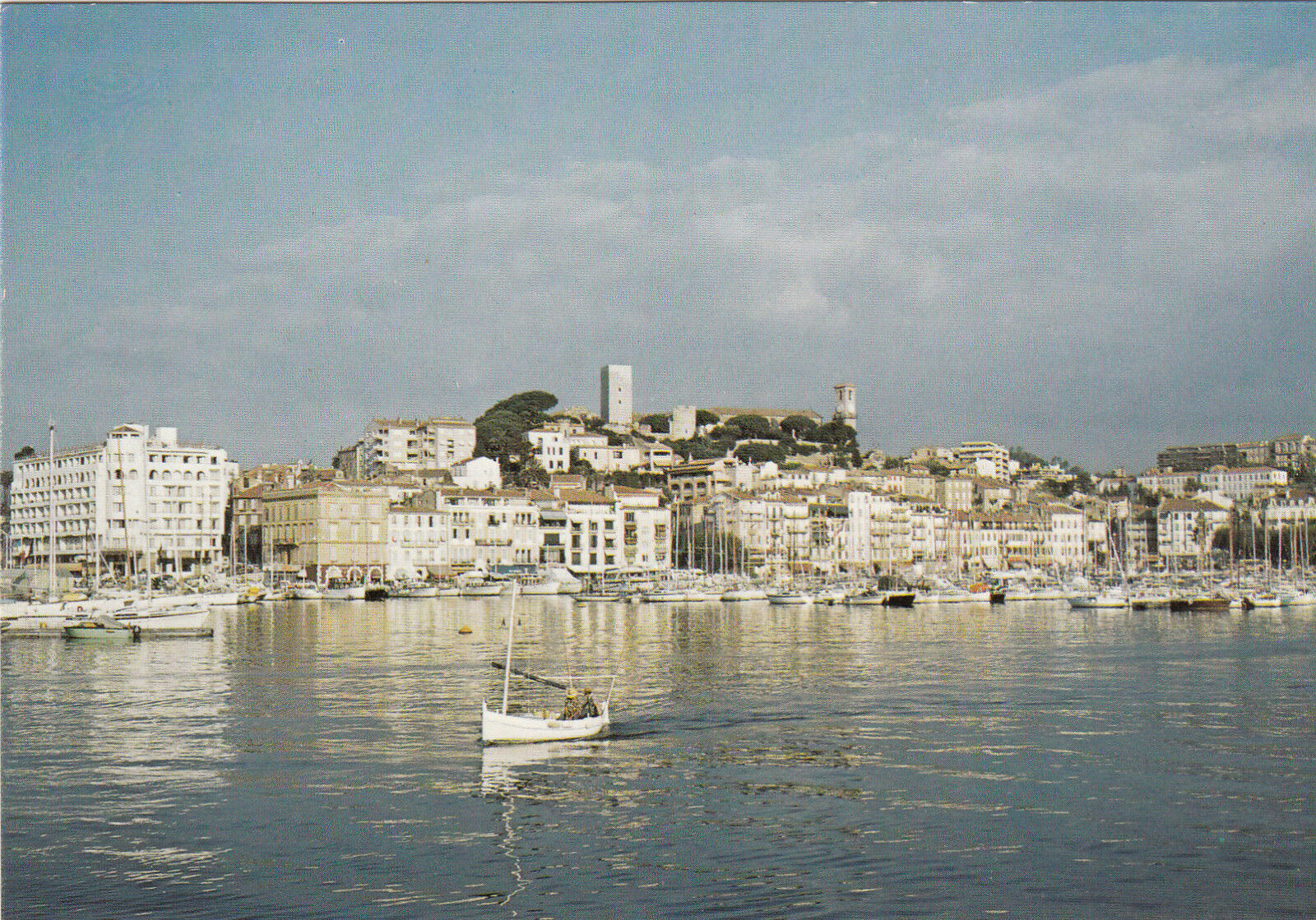 CARTE POSTALE PHOTO CANNES LE VIEUX PORT ET LE SUQUET BATEAU PECHE 400355010788