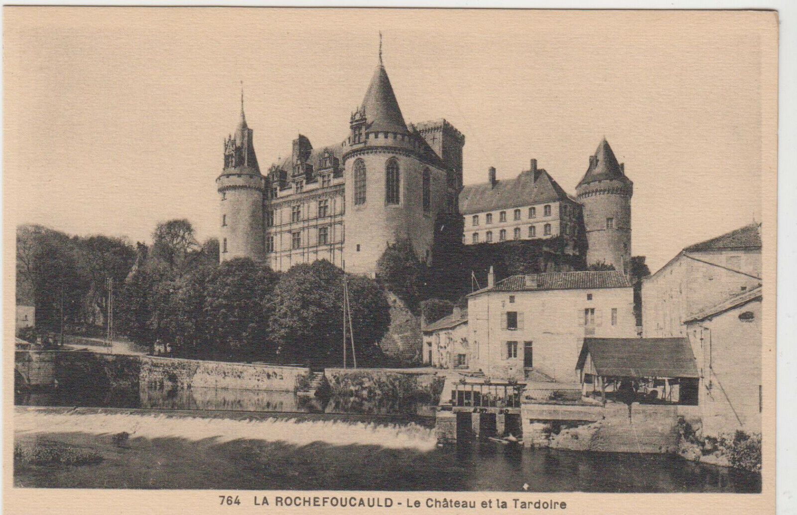 CARTE POSTALE la rochefoucauld LE CHATEAU ET LE TARDOIRE 123941295308