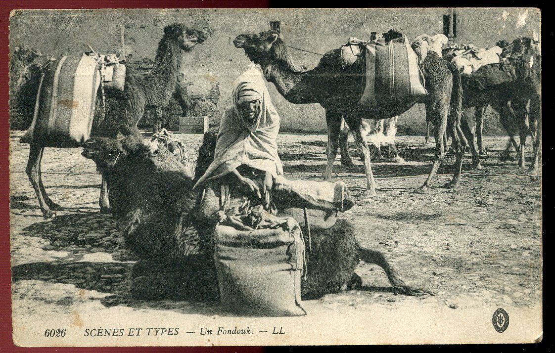 CPA SCENES ET TYPES UN FONDOUK AFRIQUE 120810609988