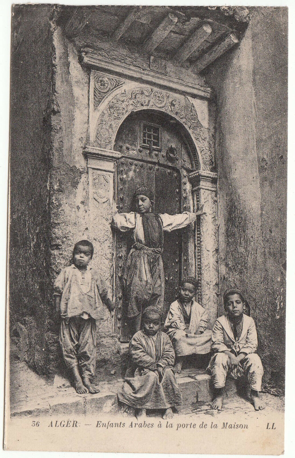 CARTE POSTALE ALGER ENFANTS ARABES A LA PORTE DE LA MAISON 123959617129