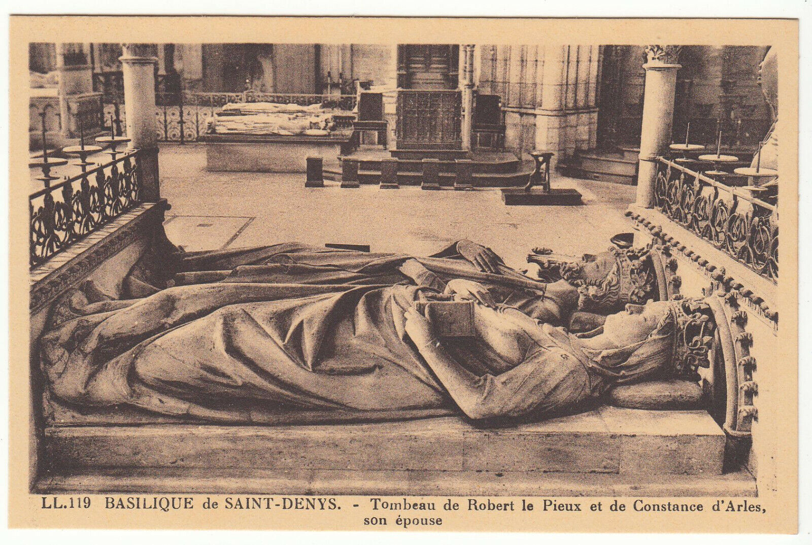 CARTE POSTALE BASILIQUE SAINT DENYS TOMBEAU ROBERT LE PIEUX CONSTANTINE D ARLES 401999207709