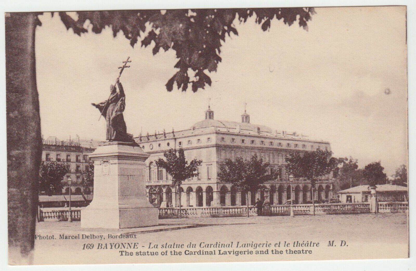 CARTE POSTALE BAYONNE LA STATUE DU CARDINAL LAVIGERIE ET LE THEATRE 124095468089