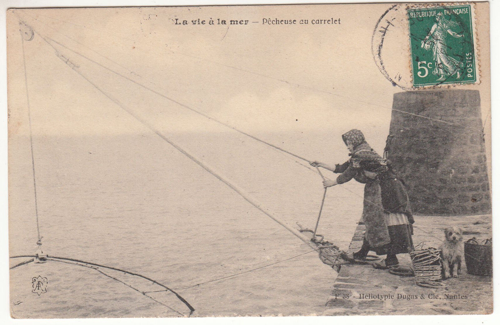 CARTE POSTALE LA VIE A LA MER PECHEUSE AU CARRELET 122898399449