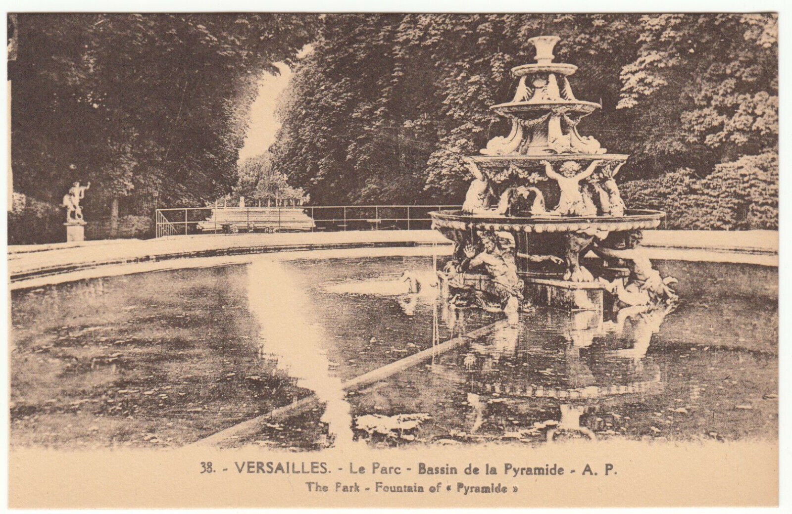 CARTE POSTALE PARC DE VERSAILLE LE BASSIN DE LA PYRAMIDE 402016776519