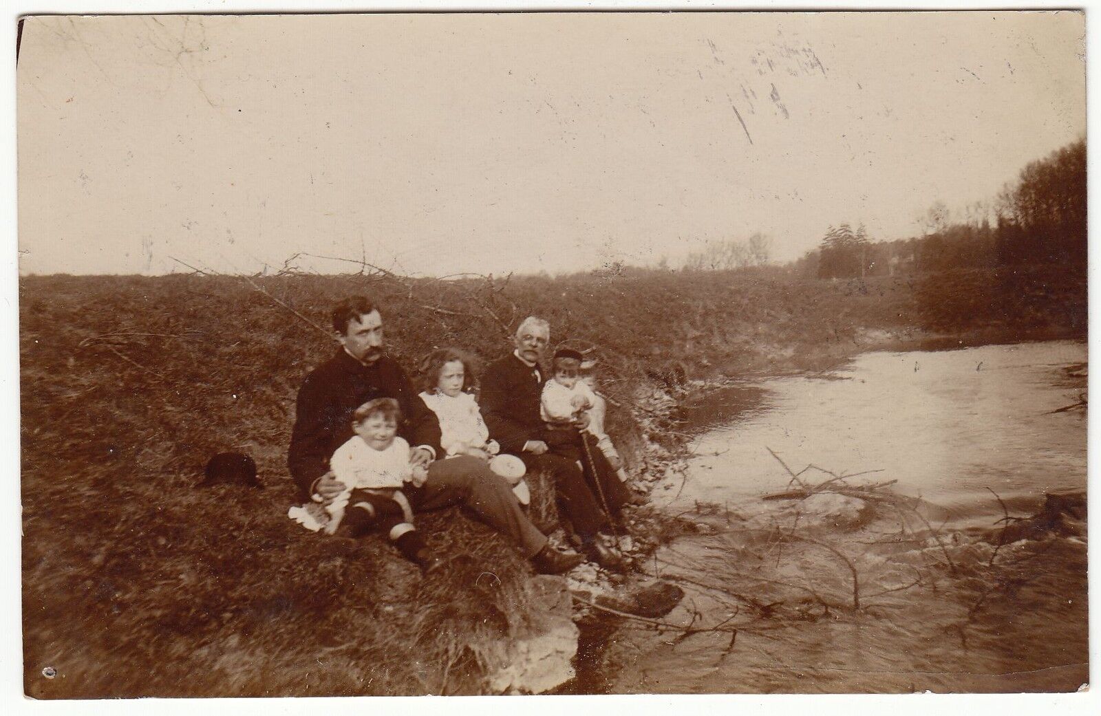 CARTE POSTALE PHOTO DE FAMILLE AU BORD D UNE RIVIERE 17041911 400971472669