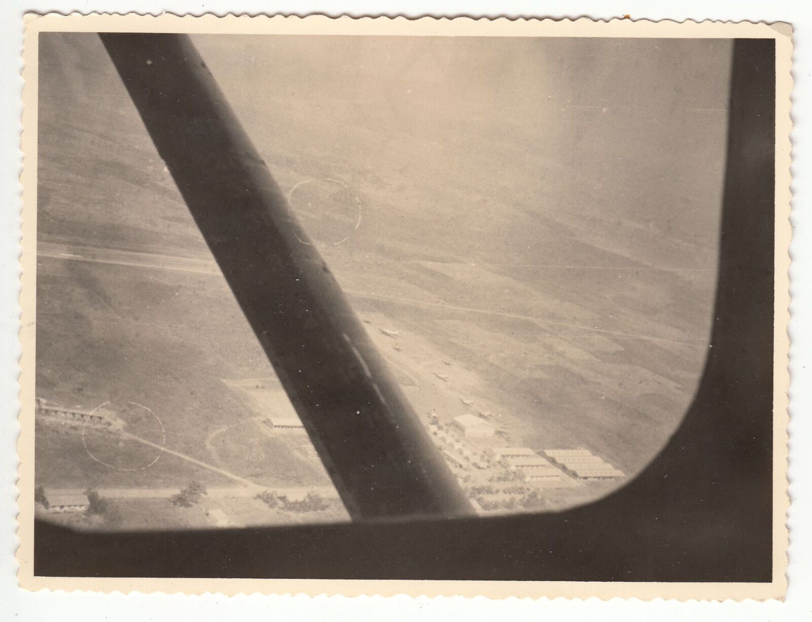 PHOTO MILITAIRE AFRIQUE BOUAKE MARS 1962 LA BASE VUE DE TRES HAUT VUE AERIENNE 401208912839